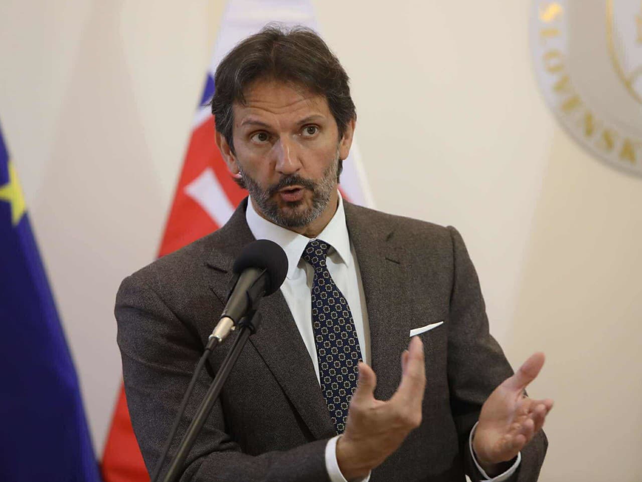 Kaliňák kritizuje zastavenie stíhania za darovanie techniky Ukrajine