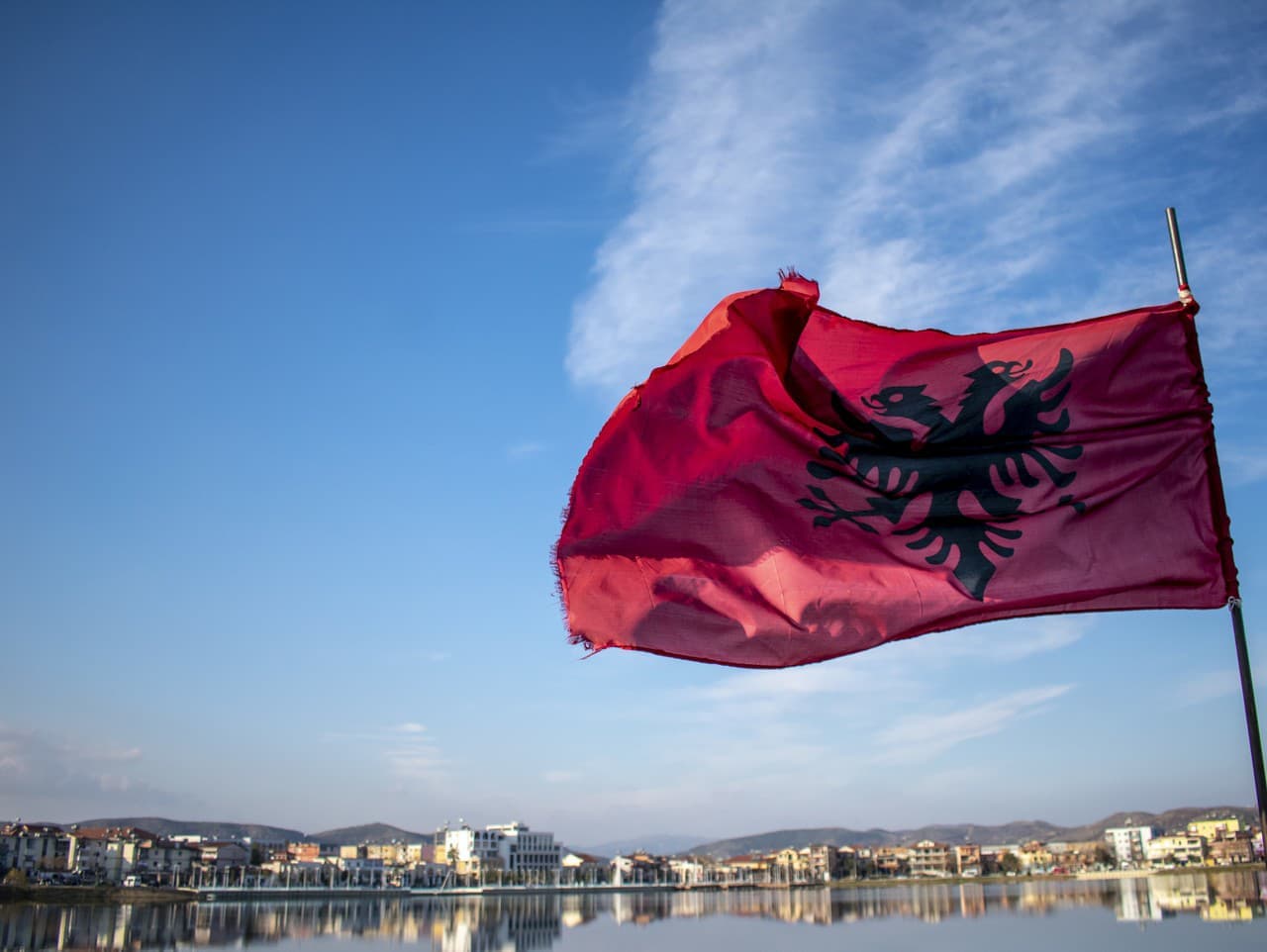 Albánsky súd odvolal vicepremiérku Ballukuovú pre korupčné obvinenia