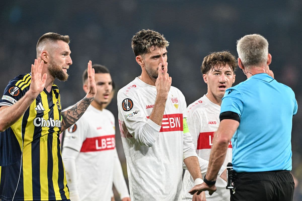 Hráči Stuttgartu meškali kvôli hmle pred zápasom v Holandsku