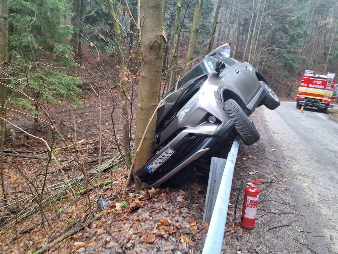 Dopravná nehoda pri Lazoch pod Makytou si vyžiadala pomoc hasičov