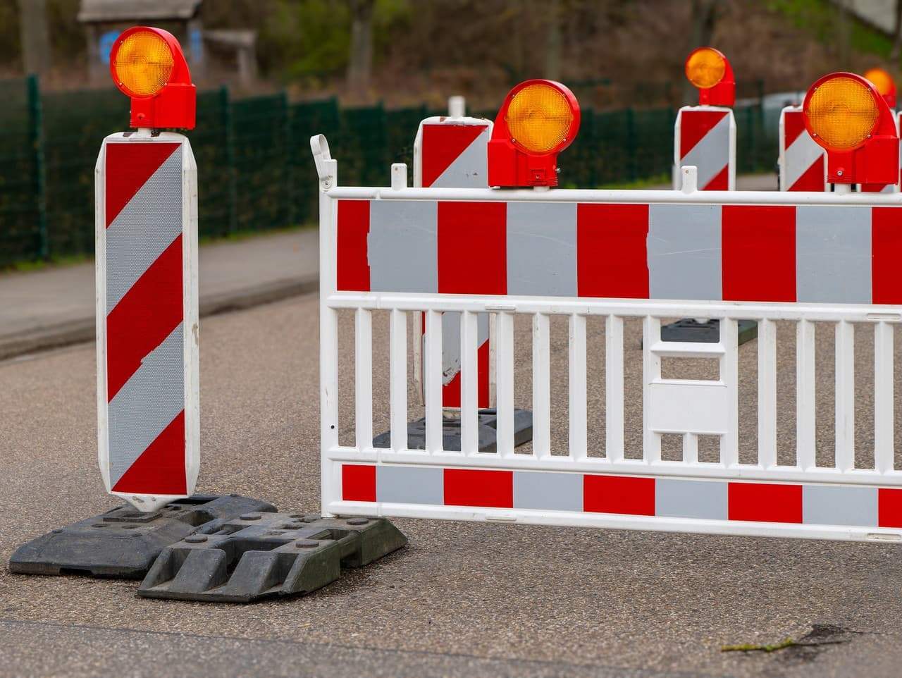 Čelná zrážka dvoch áut pri Bátke: Cesta obojsmerne neprejazdná