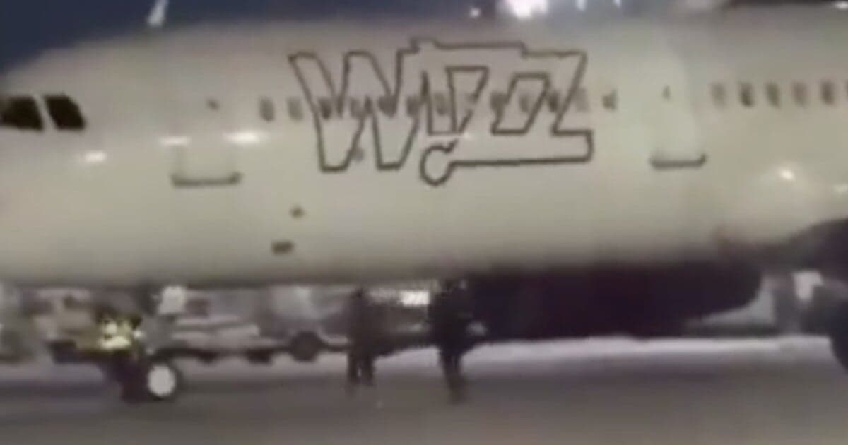 Panika na letisku v Kolíne: Pasažieri sa pokúsili dobehnúť lietadlo