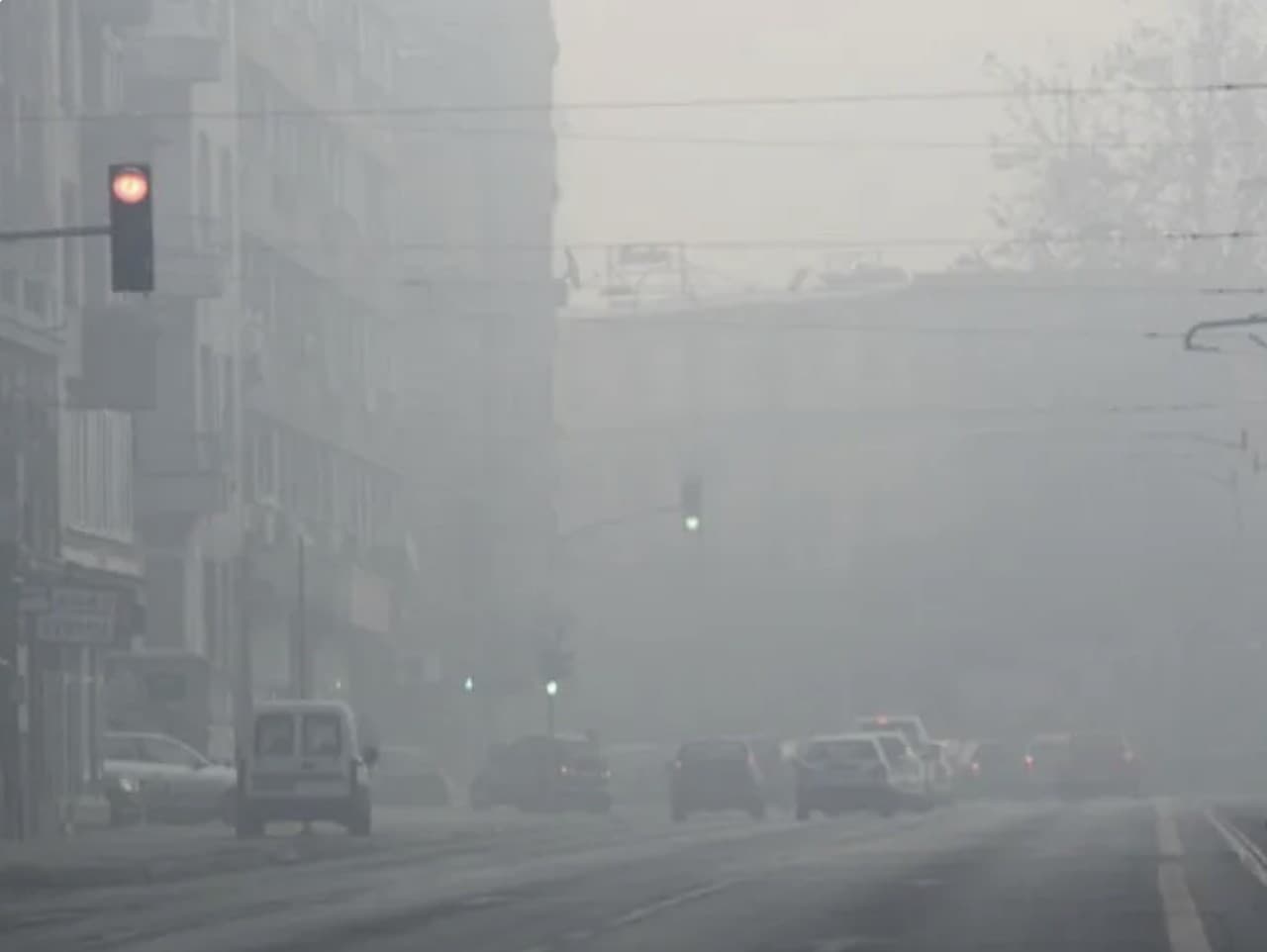 Hmla a smog paralyzujú život v Sarajeve, školy a lety sú zrušené