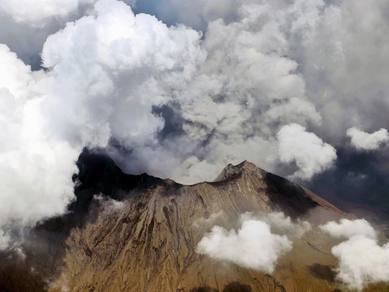 Sopka Sakuradžima vybuchla, úradníci varujú obyvateľov pred popolom