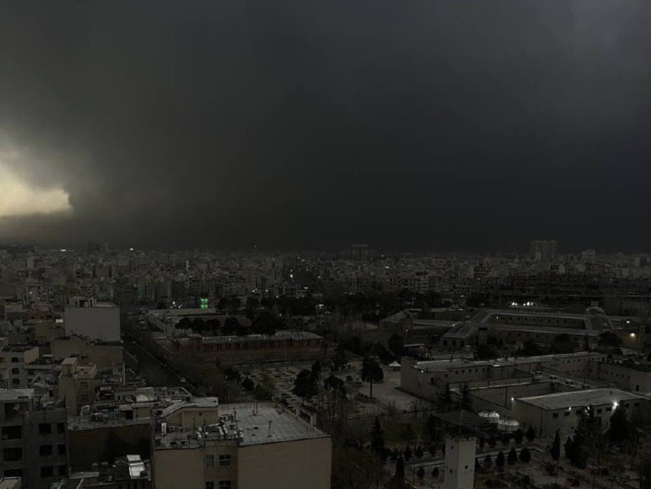 Irán čelí toxickému čiernemu dažďu po náletoch na ropné zariadenia