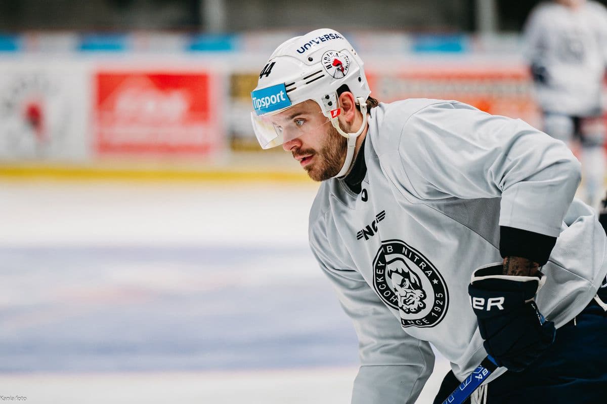 HK Nitra predlžuje zmluvu s hokejovým obráncom Zachom Osburnom