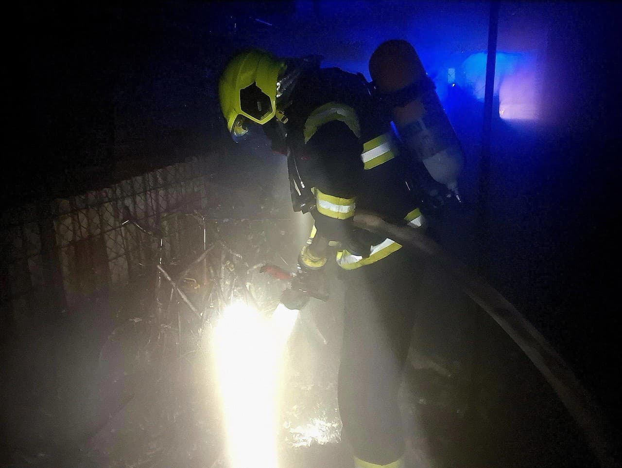 Požiar prístrešku v Senici-Čáčove: Hasiči rýchlo zasiahli