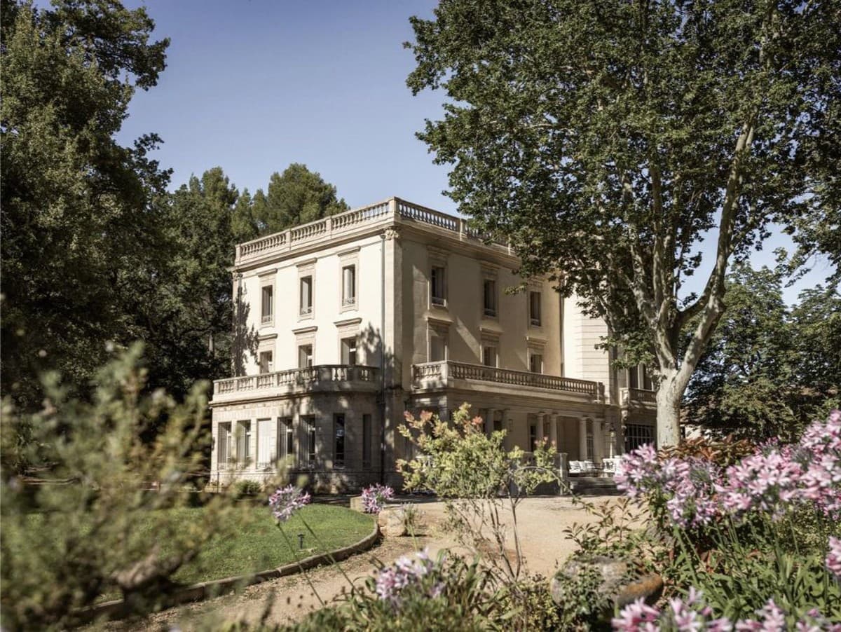 Dovolenka v historickom Château La Banquière: Luxus v srdci prírody