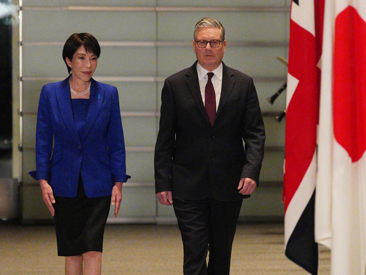 Keir Starmer zostáva premiérom, rezignácie ho neodradia