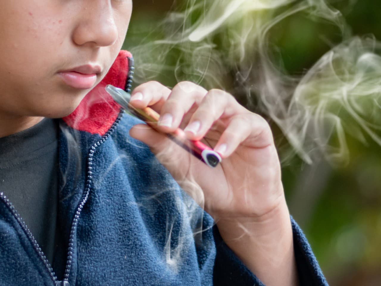 WHO varuje pred modernými nikotínovými produktmi, ohrozujú deti