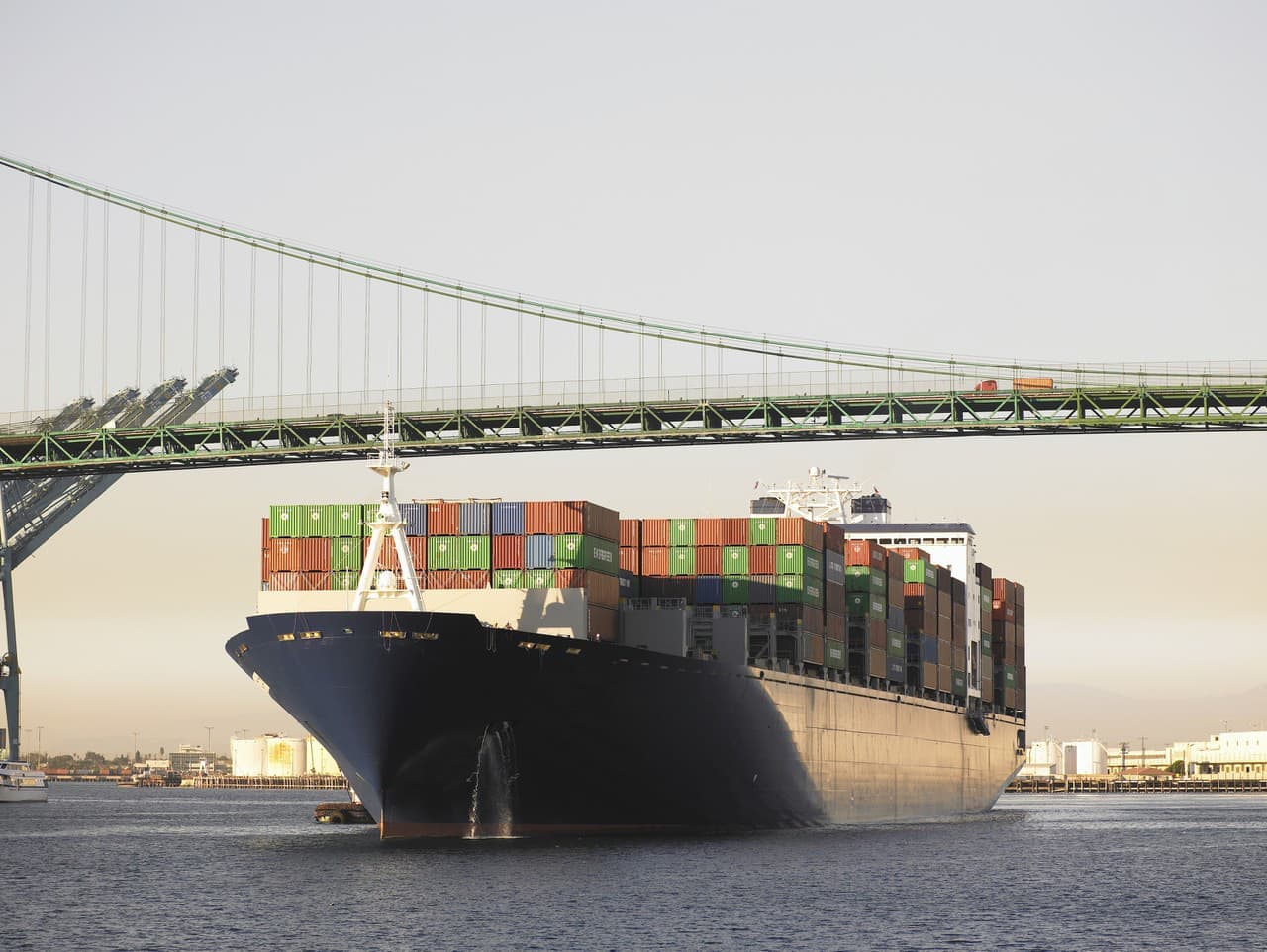 Omán zachránil posádku lode po raketovom útoku v Hormuzskom prielive