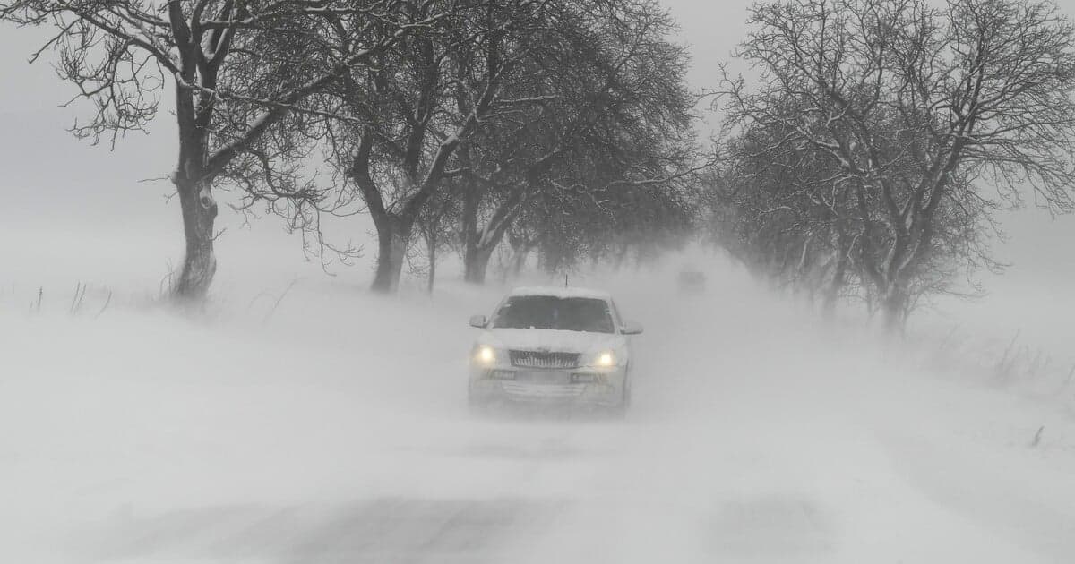 Snehové záveje prichádzajú na Slovensko, SHMÚ varuje pred komplikáciami