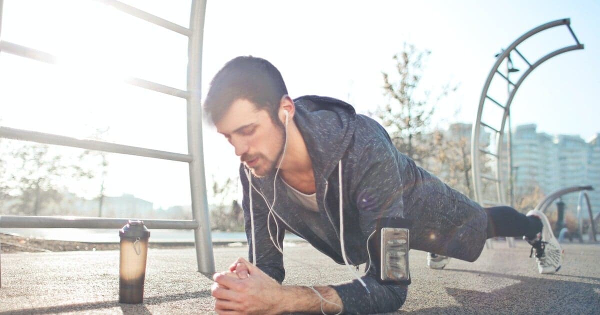 Ako dlho by ste mali vydržať v planku? Odborníci radia podľa veku