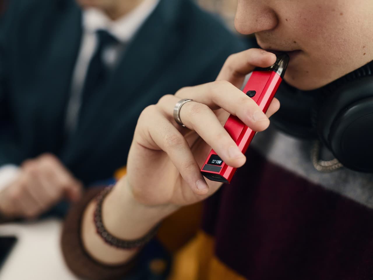 Lekári varujú: Mladí sa stávajú závislými na elektronických cigaretách
