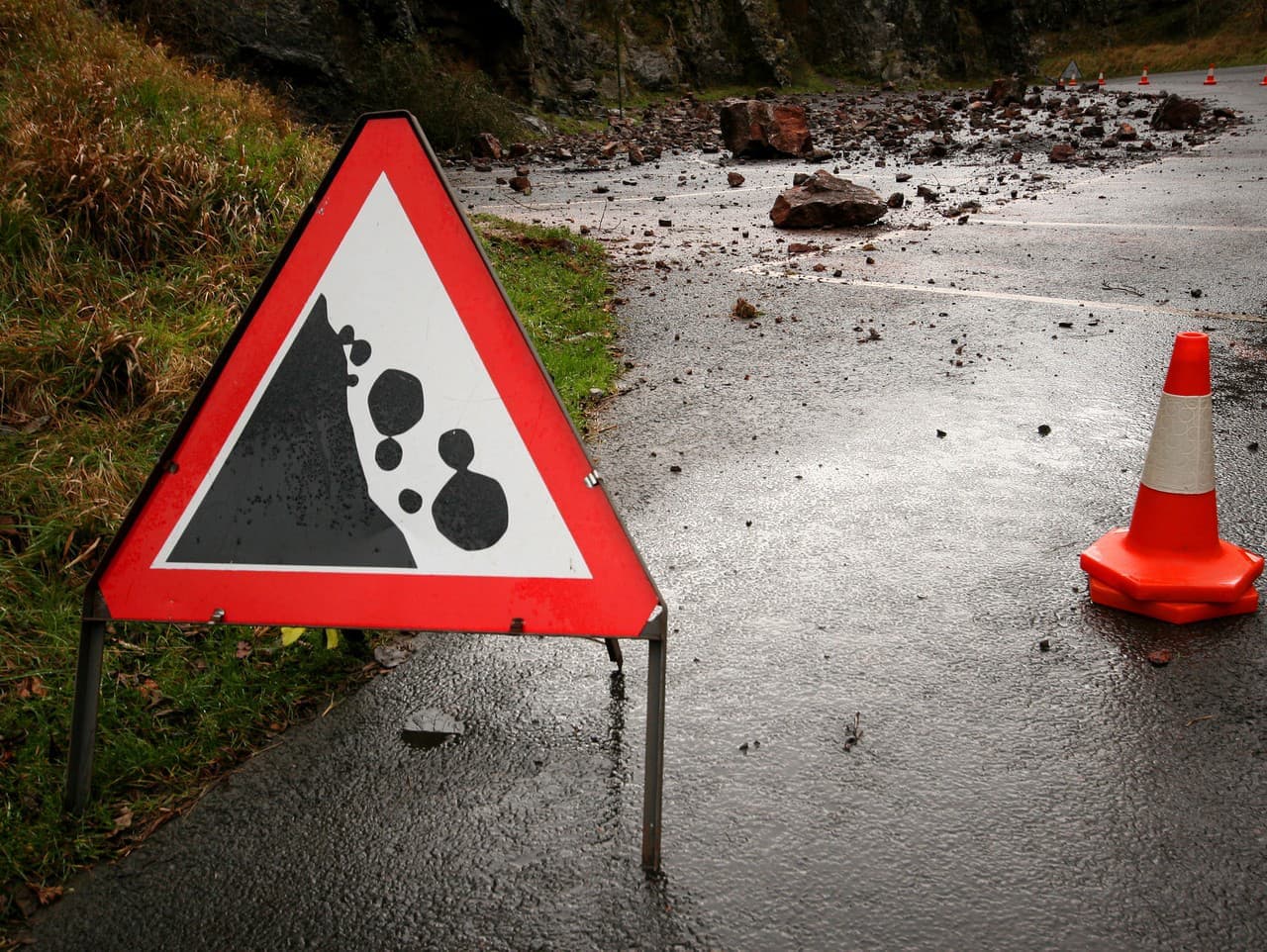 Stabilizácia zosuvu pri Svidničke: Nový zárubný múr a vylepšenia cesty