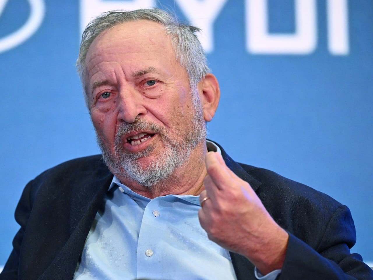 Larry Summers končí po odhalení jeho komunikácie s Epsteinom