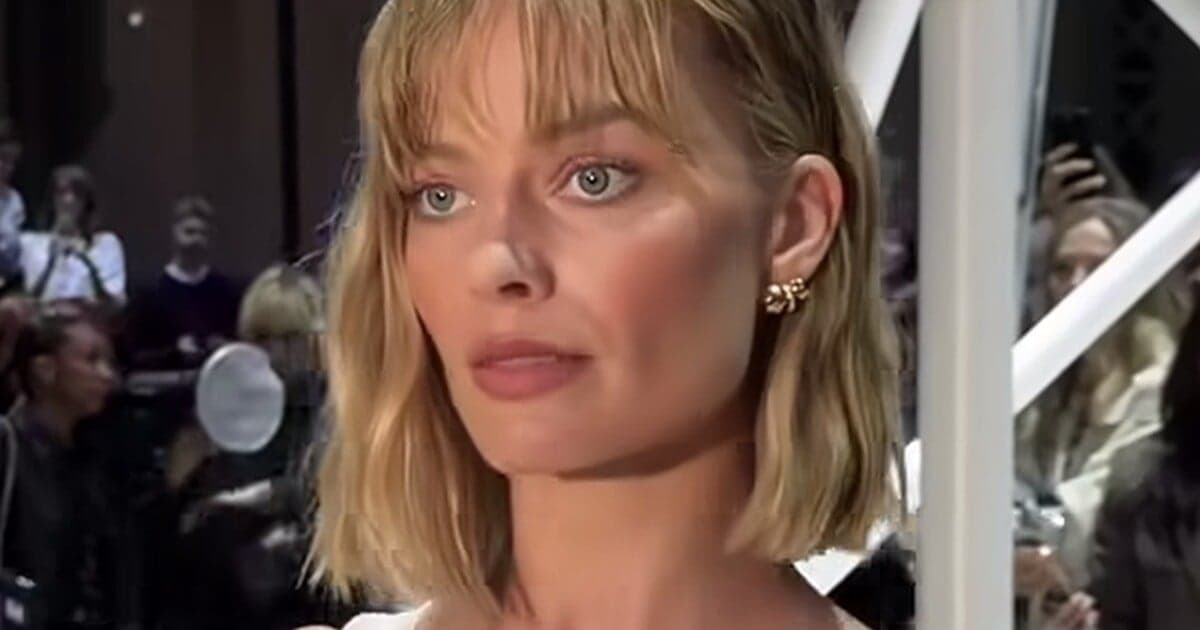 Margot Robbie prekvapila novým účesom na Fashion Weeku v Paríži