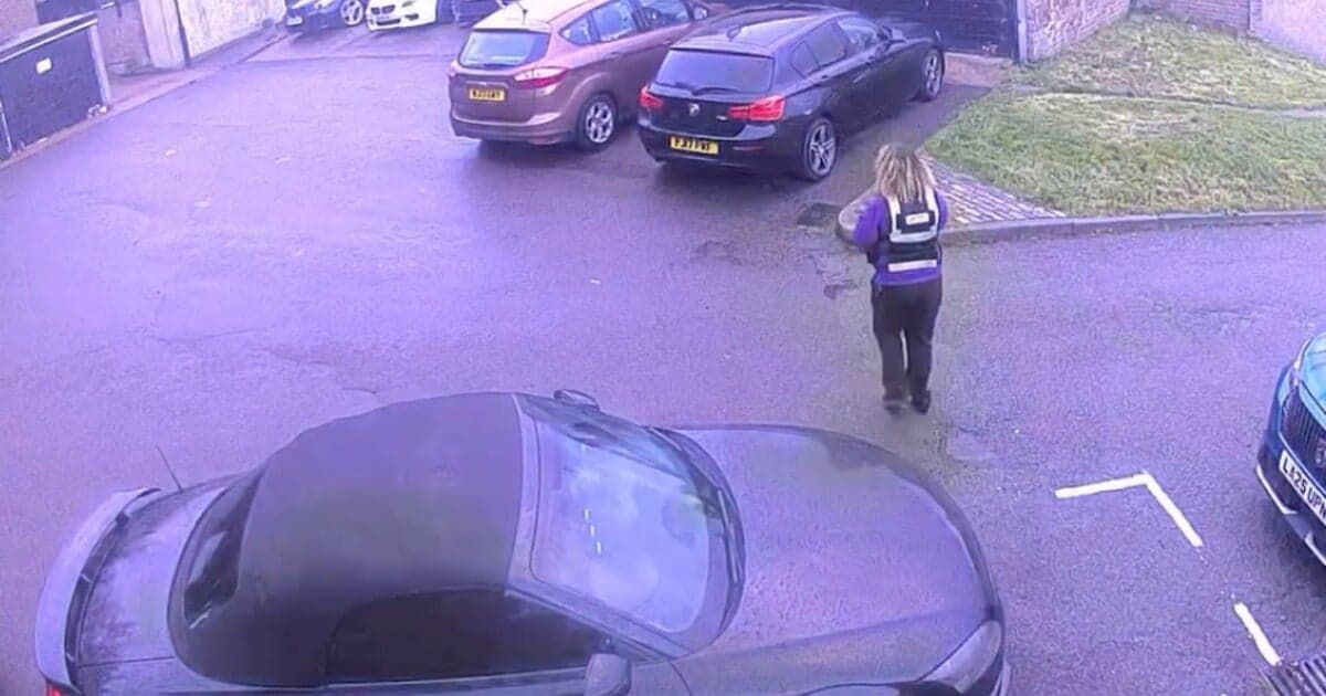 Bizarný incident v Londýne: Parkovacie miesto pre invalidov okolo auta