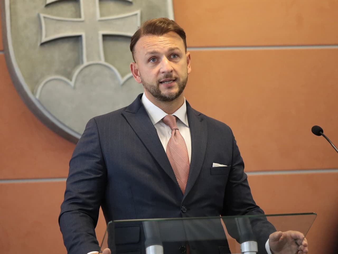 Hlas-SD hľadá náhradu za Kmeca, Šutaj Eštok verí v rýchly výber