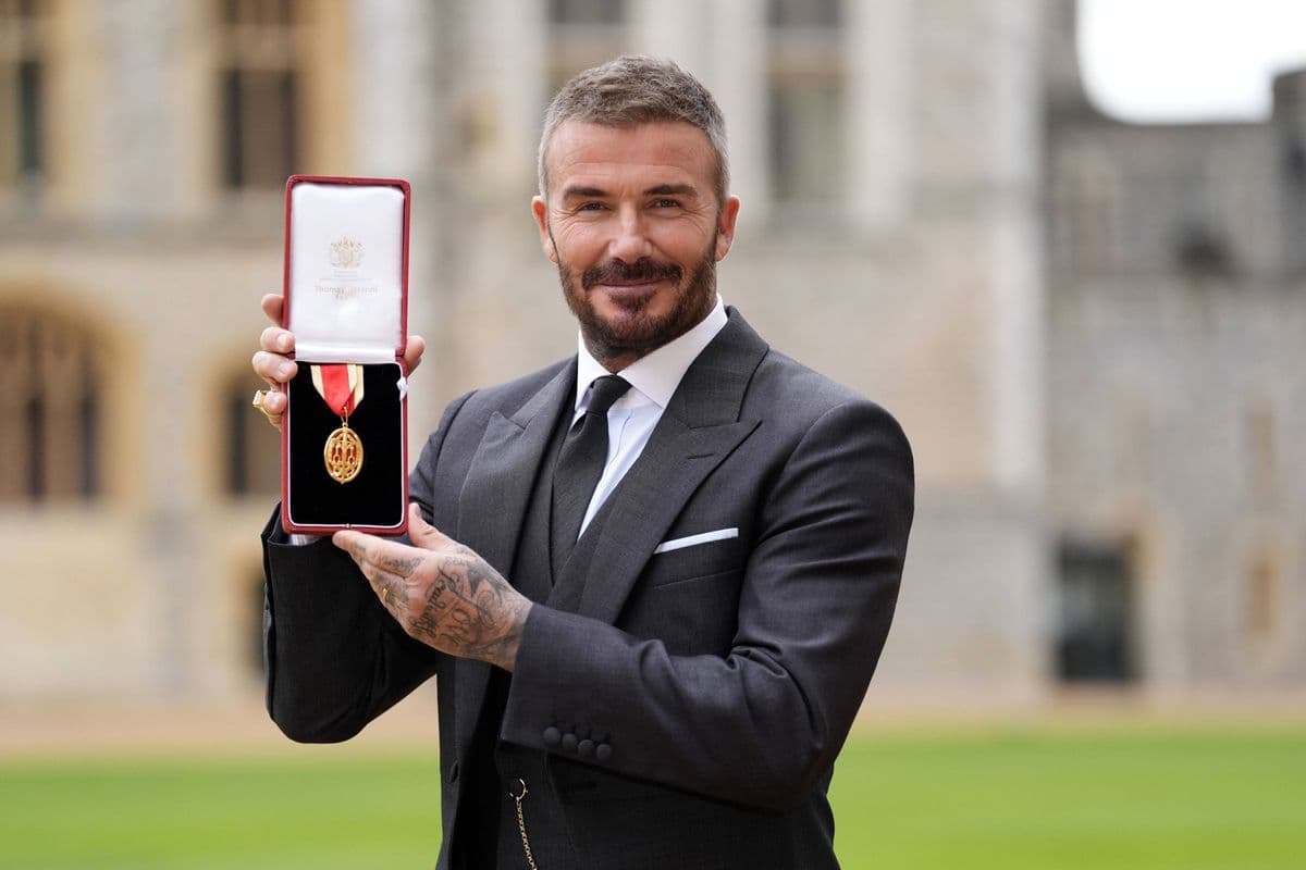 David Beckham sa stal rytierom: Pocta od kráľa Karola III.