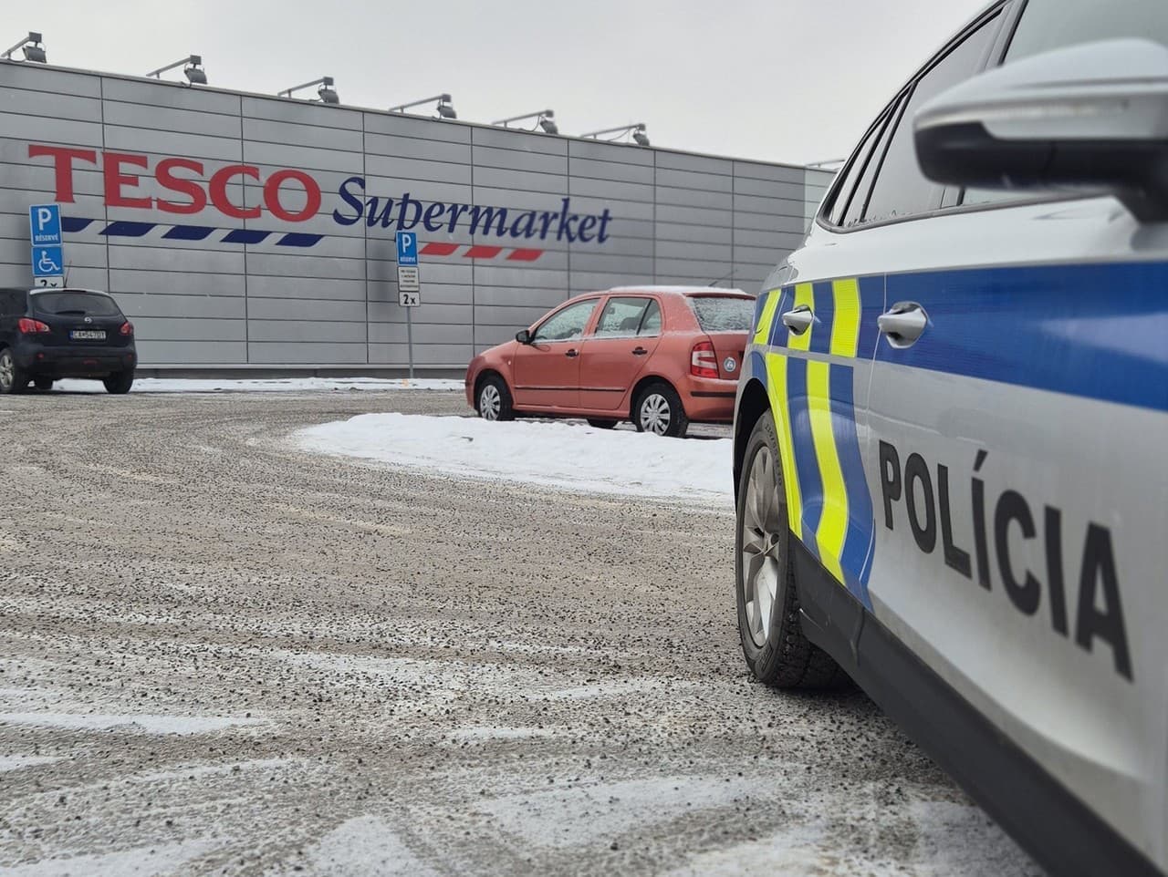 Mladík čelí obvineniu z krádeže po odcudzení kávy