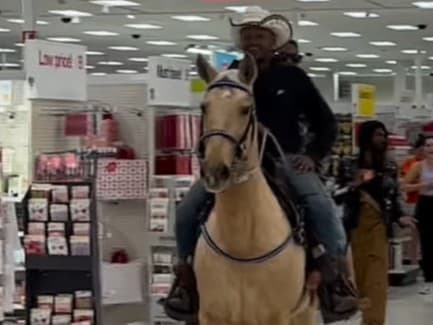 Muž na koni šokoval zákazníkov v Dallase