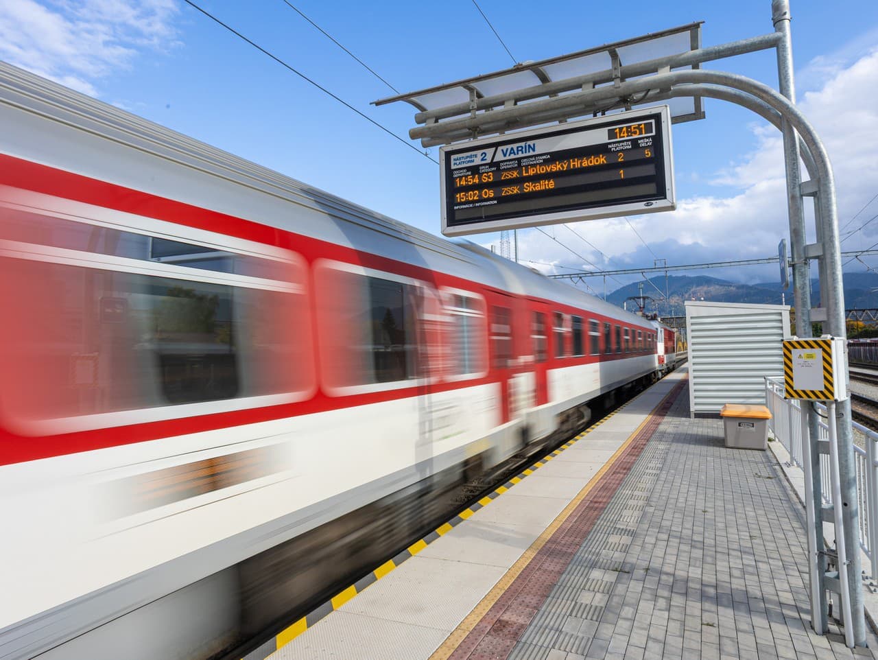 Vlaky 17. novembra 2025 pôjdu ako v bežný pracovný deň