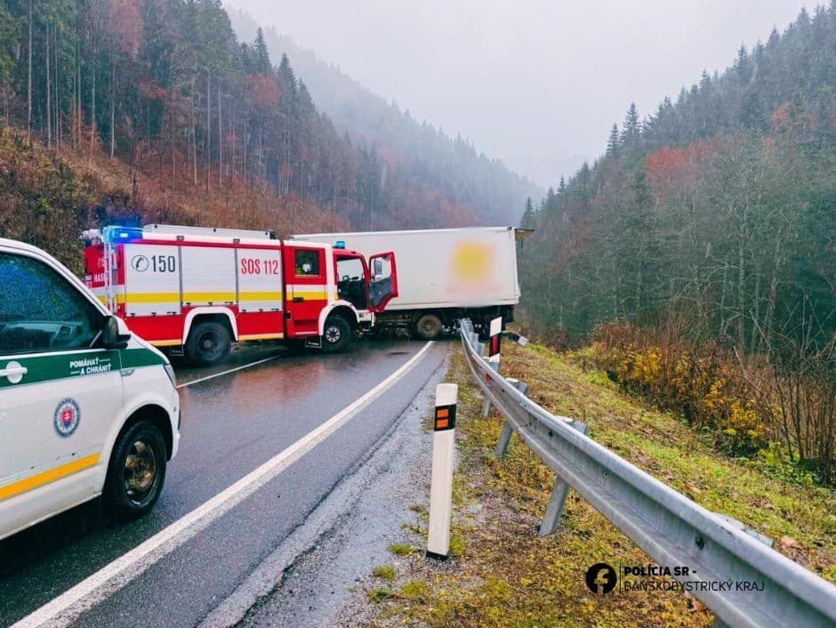 Vážna nehoda na Donovaloch: Cesta uzavretá pre zrážku kamióna s dodávkou