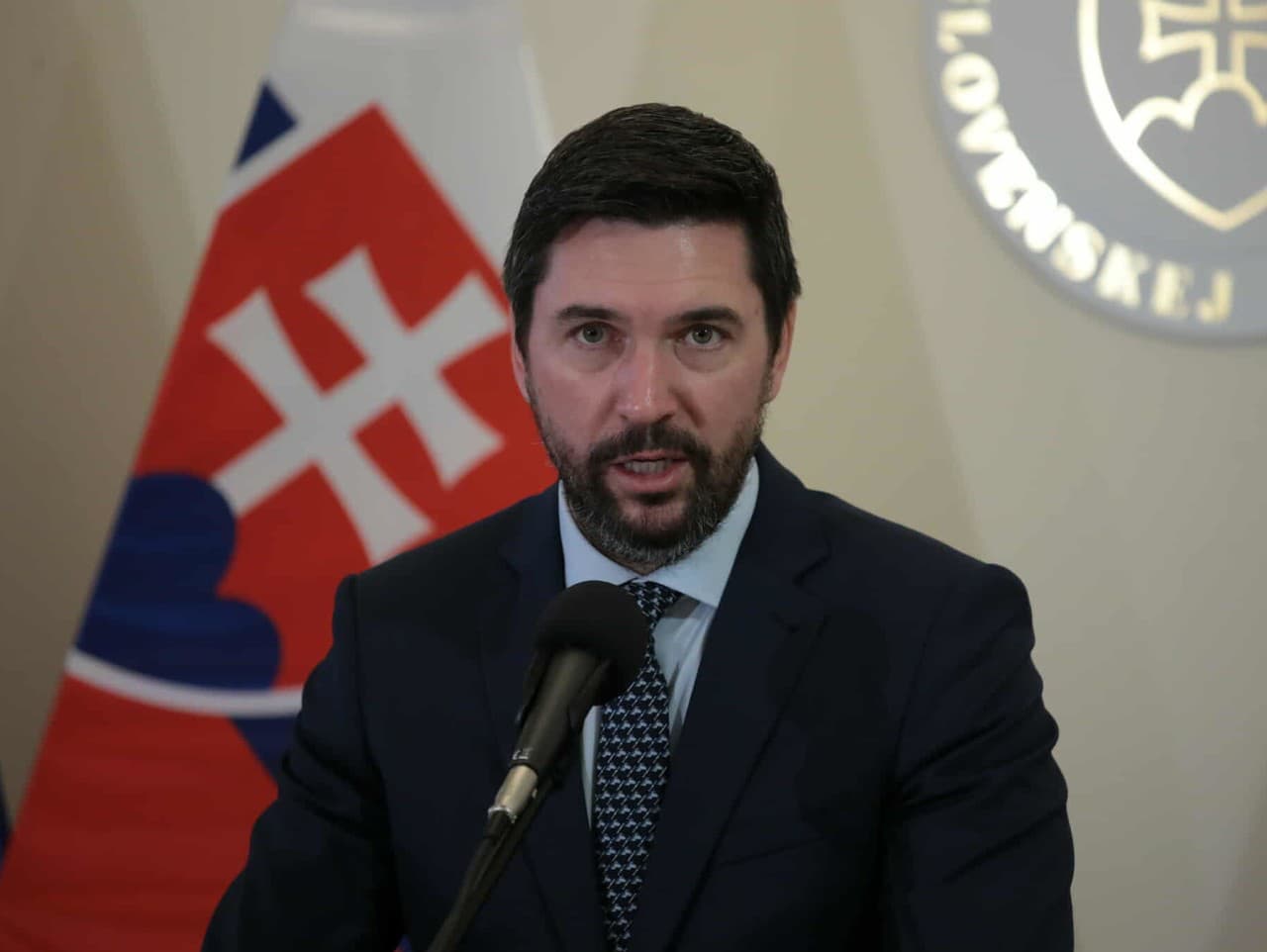 Minister Takáč volá po zrušení emisných povoleniek, dôvera vlády v ohrození