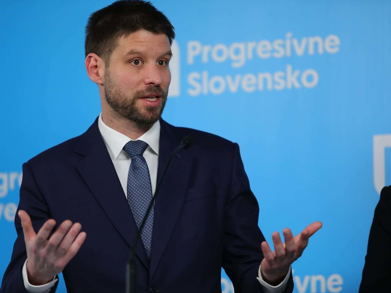 Šimečka vyzýva Fica na objasnenie stretnutí s Epsteinom a Bannonom