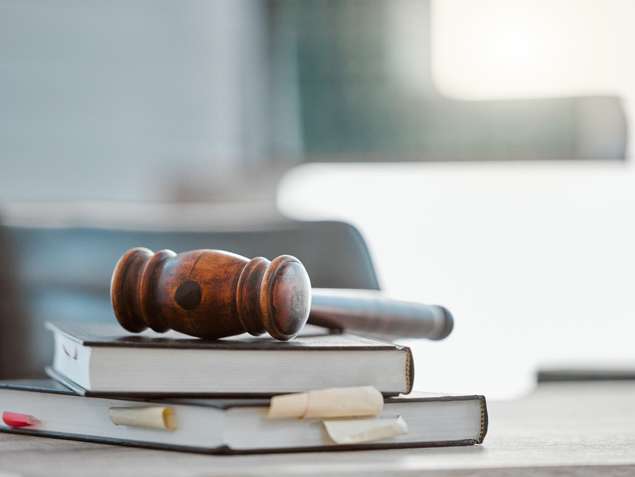 Muž uzavrel dohodu o vine a treste za hajlovanie v reštaurácii