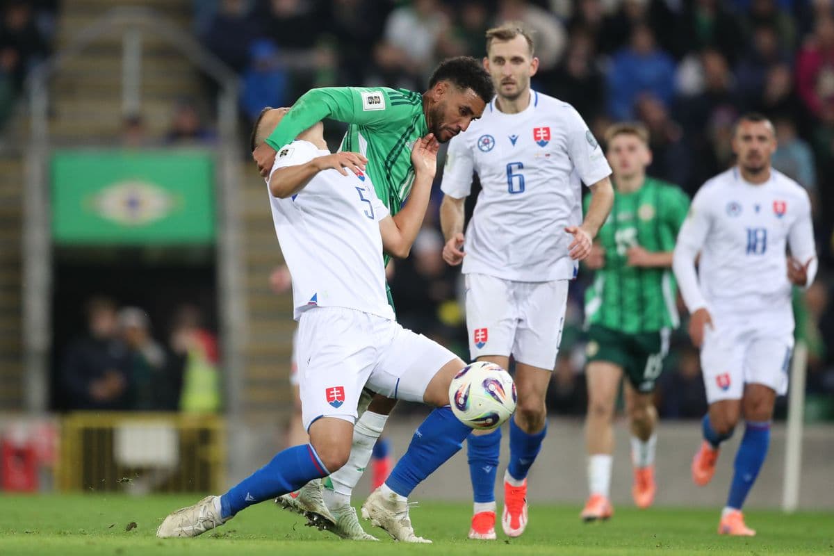 Slovenskí futbalisti čelí kľúčovému duelu so Severným Írskom