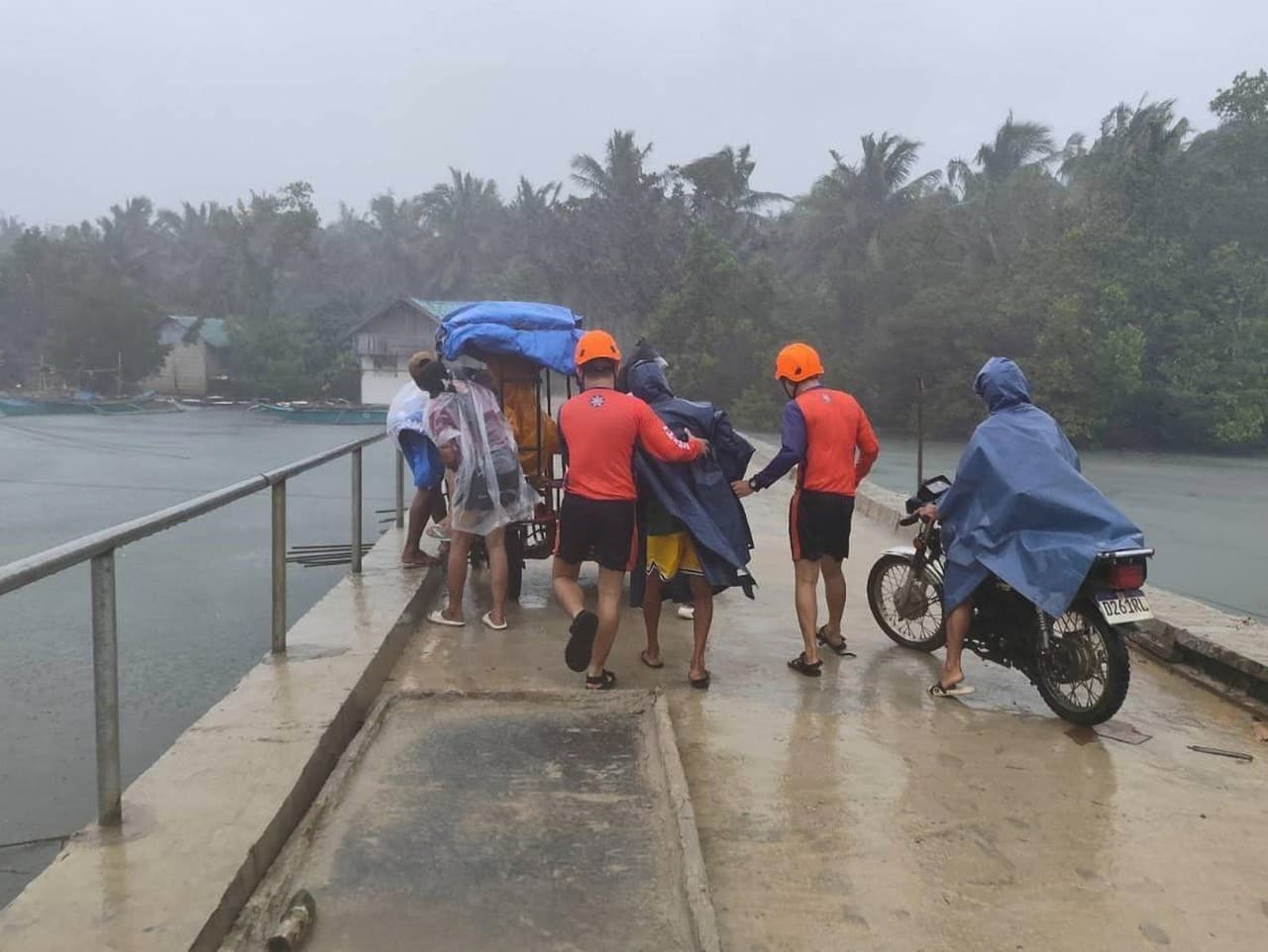 Na Filipíny prichádza supertajfún Fung-wong, evakuácie prebiehajú