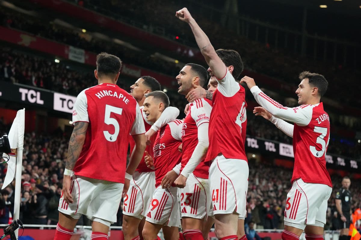 Eberechi Eze: Hetrik v derby posunul Arsenal na čelo Premier League