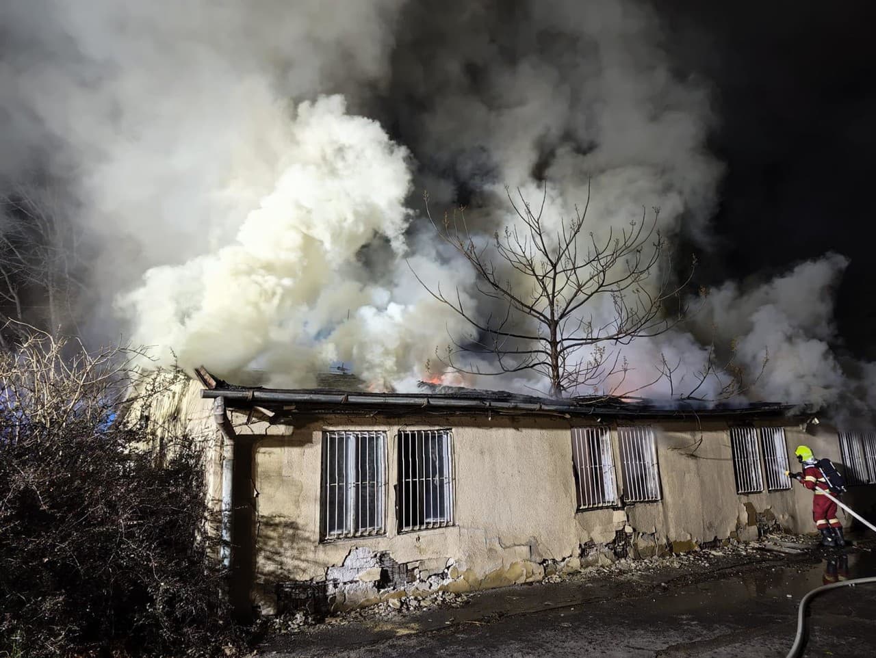 Hasiči zasahovali pri požiari opustenej budovy v Trnave