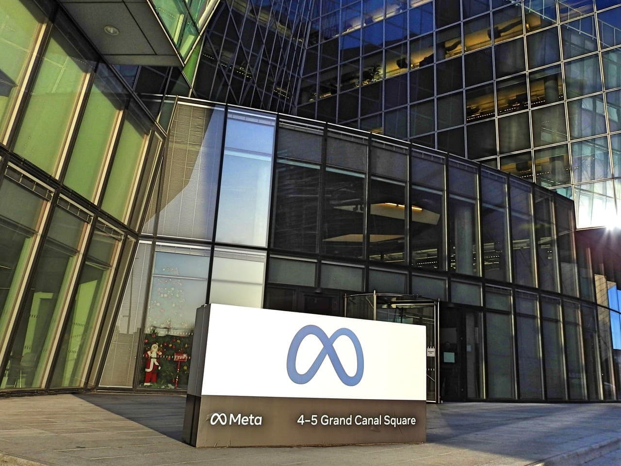 Meta plánuje masívne prepúšťanie, AI nahradí tisíce zamestnancov