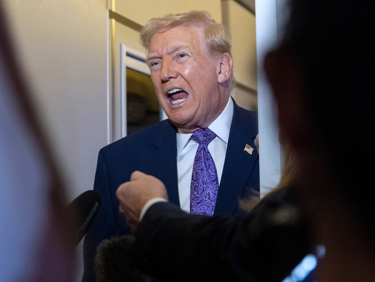 Trump potvrdil telefonát s Maduróm, situácia vo Venezuele sa vyostruje