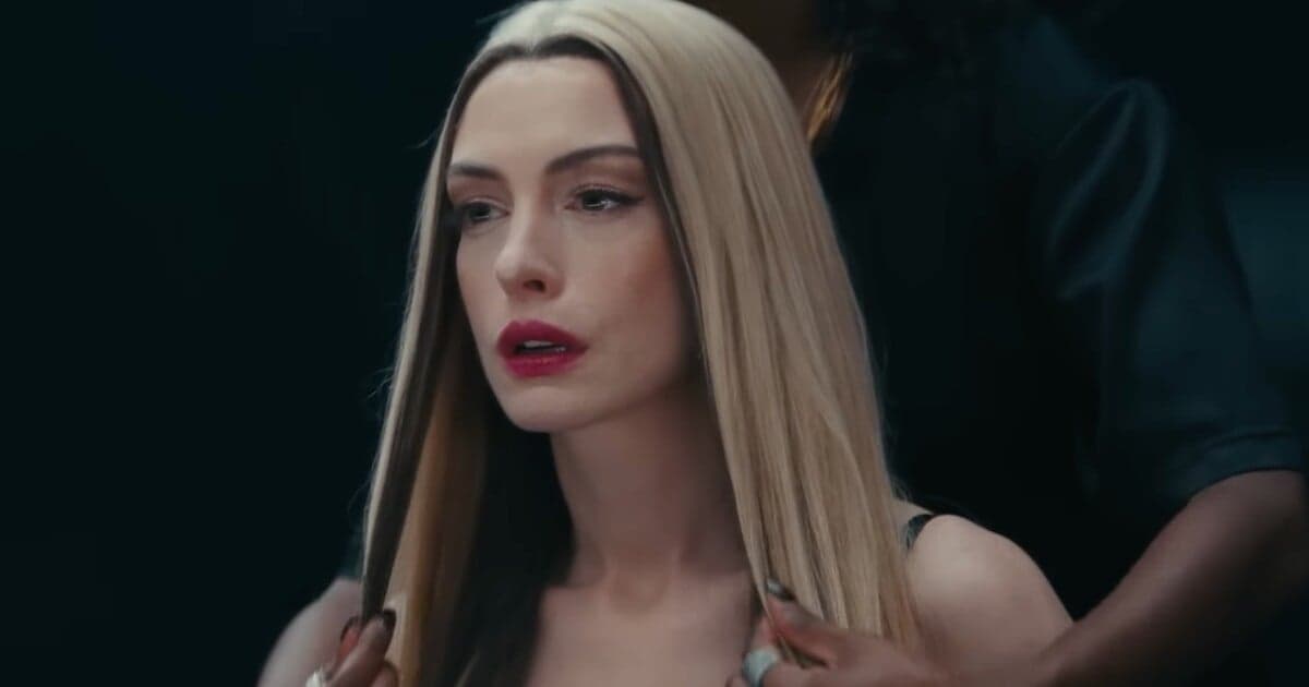 Anne Hathaway sa premení na Mother Mary v novom filme