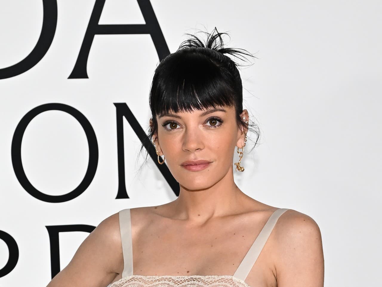 Lily Allen šokovala odvážnym outfitom na módnej akcii