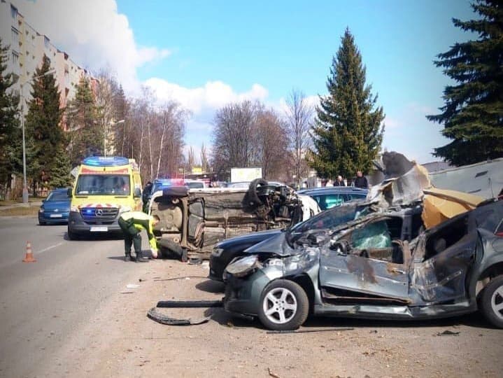 Nehoda v Poprade: Vodič zdemoloval tri vozidlá