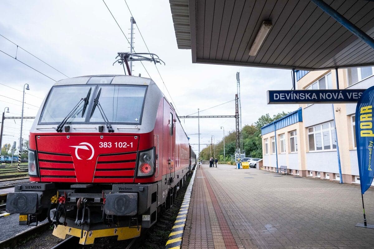 Slovenské vlaky: Bezpečnosť v porovnaní s cestnou dopravou