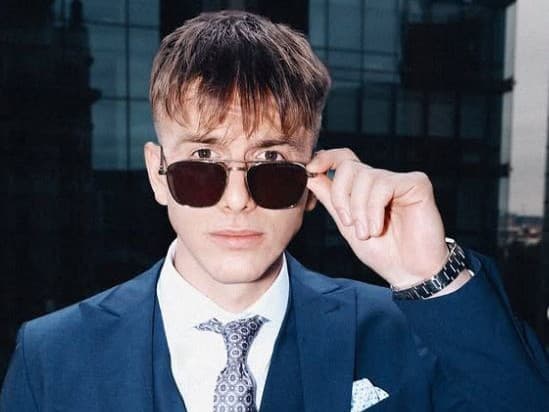 Oski Barami zvažuje vstup do politiky po rozhovoroch s poslancami