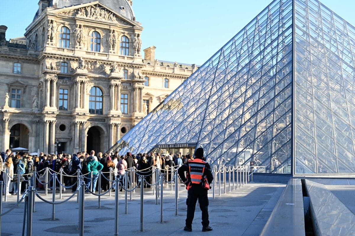 Louvre sa chystá na zvýšenie bezpečnosti po nedávnej lúpeži