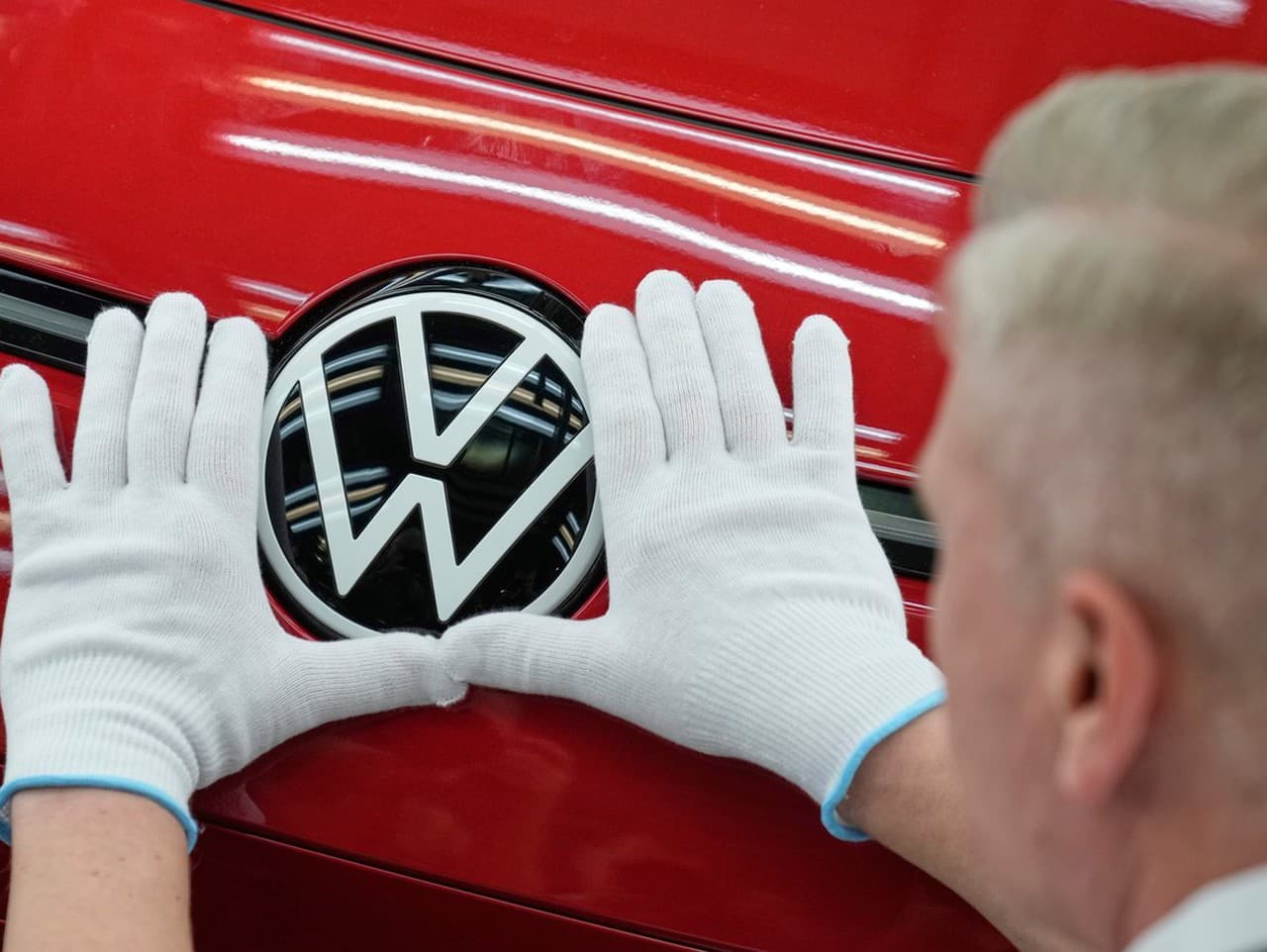 Volkswagen zatvára fabriku v Nemecku: Signál pre Slovensko?