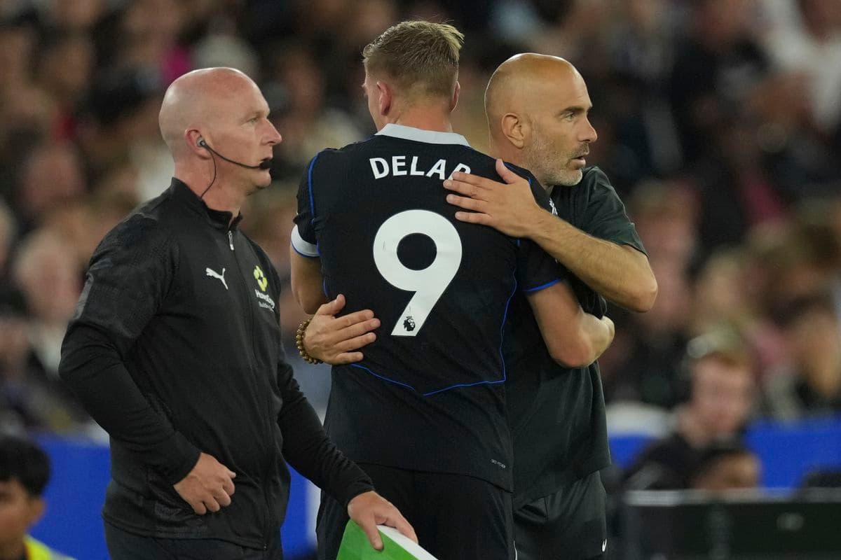 Chelsea víťazne, no tréner Maresca kritizuje Delapa za vylúčenie