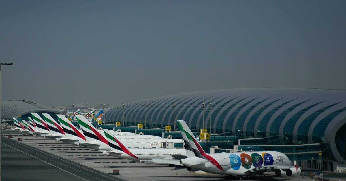 Pád dronov pri letisku v Dubaji zranil štyroch ľudí