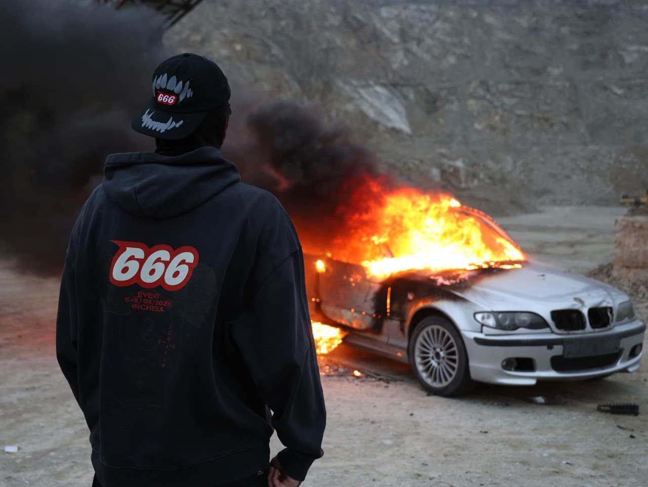 Luca Brassi šokuje: Ukradnuté a podpálené auto ako manifest generácie