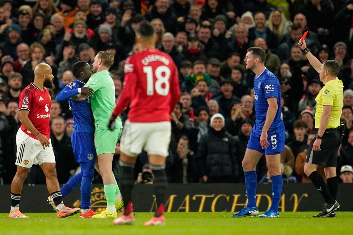 Tréner Evertonu obdivuje tvrdosť svojich hráčov po bizarnom incidente