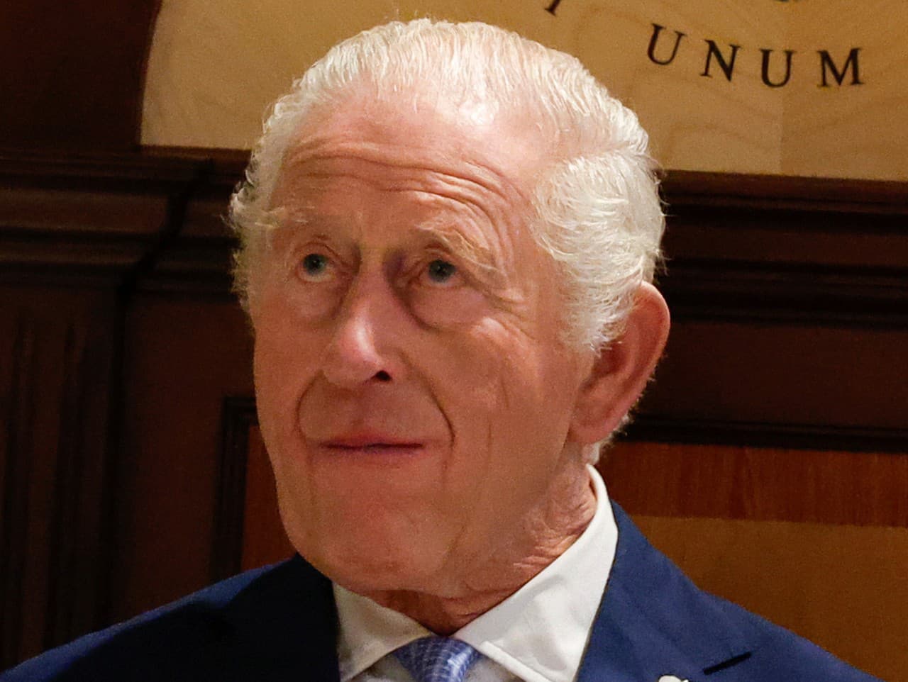 Kráľ Karol III. zbavil princa Andrewa titulov a vysťahoval ho