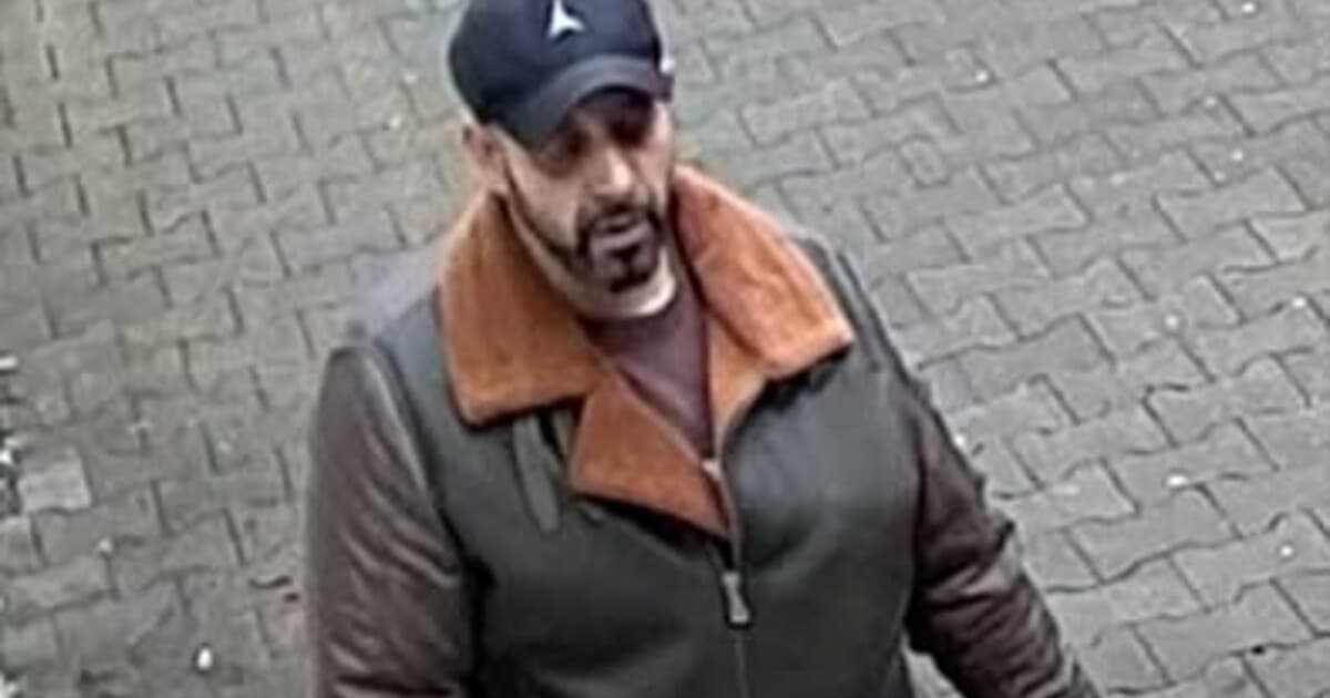 Ozbrojený lupič prepadol zlatníctvo v Košiciach, polícia žiada o pomoc